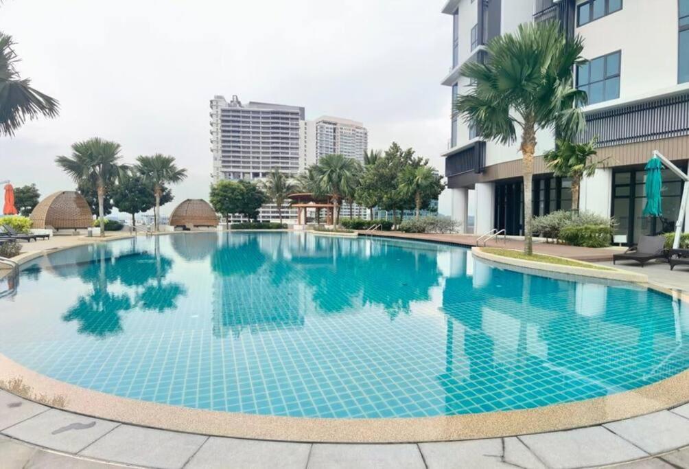 Apartment C2518 Almas Seaview Muji100mbpsnetflix By *